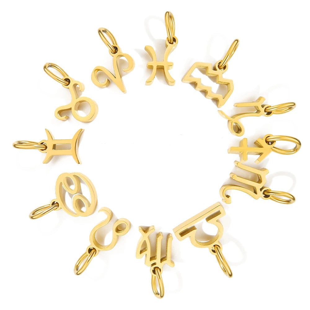 Collection complète des 12 charms horoscope en acier inoxydable plaqué or 14K sur fond blanc – signes astrologiques du Bélier aux Poissons