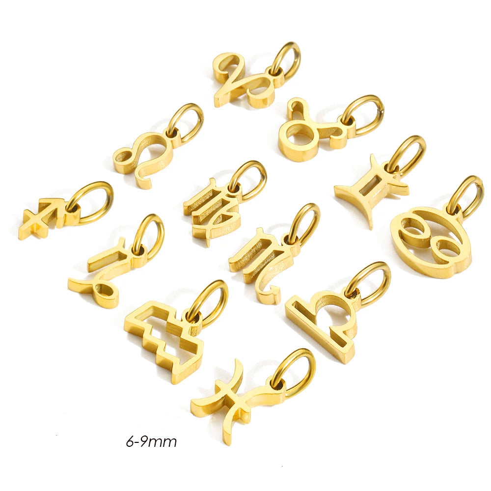 Collection complète des 12 charms horoscope en acier inoxydable plaqué or 14K sur fond blanc – signes astrologiques du Bélier aux Poissons