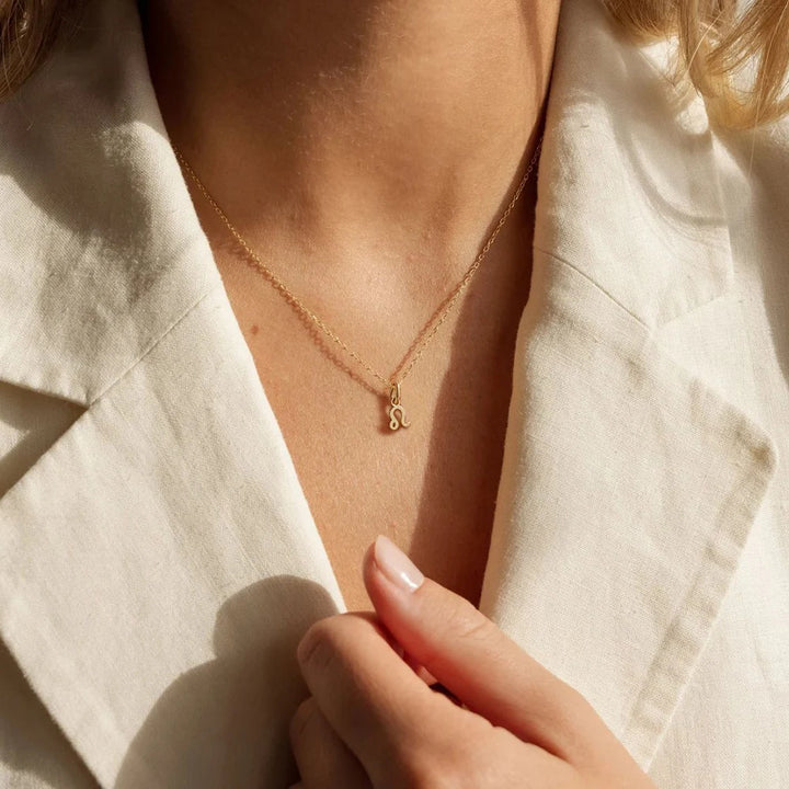 Collier porté avec charm signe Lion en acier inoxydable plaqué or 14K – bijou horoscope élégant sur mannequin