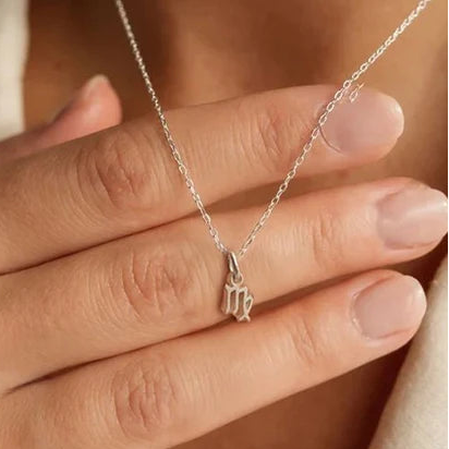 Collier porté avec charm signe vierge en acier inoxydable plaqué or 14K – bijou horoscope élégant