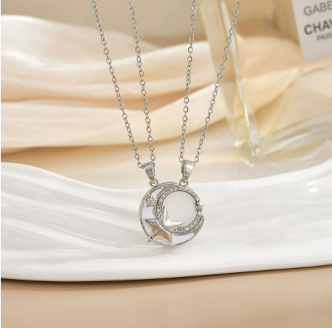 Collier argenté en acier inoxydable, pendentif lune et étoile orné de zircons, modèle Cosmira