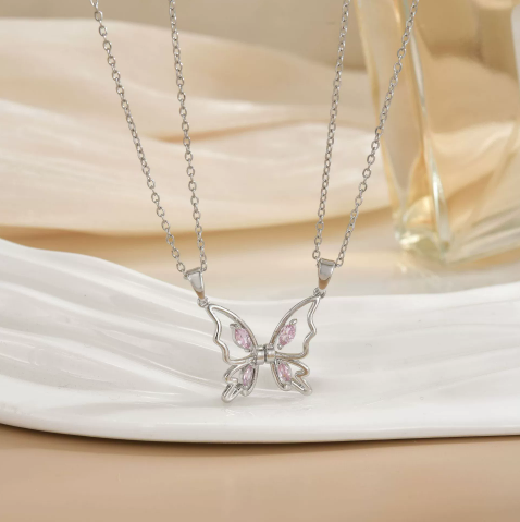 Duo de colliers Papilio avec pendentifs papillons assortis en acier inoxydable argent, partageables entre deux personnes.